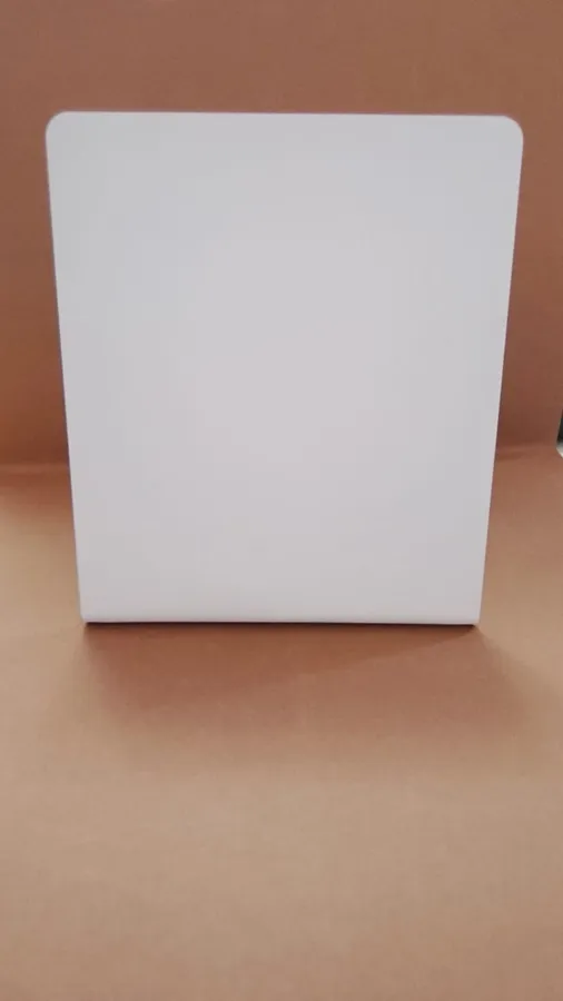 Exhibidor NFC blanco de frente, de cerca