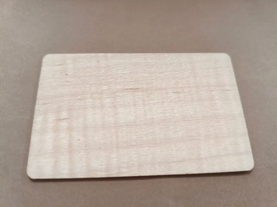 Tarjeta NFC de madera, foto real