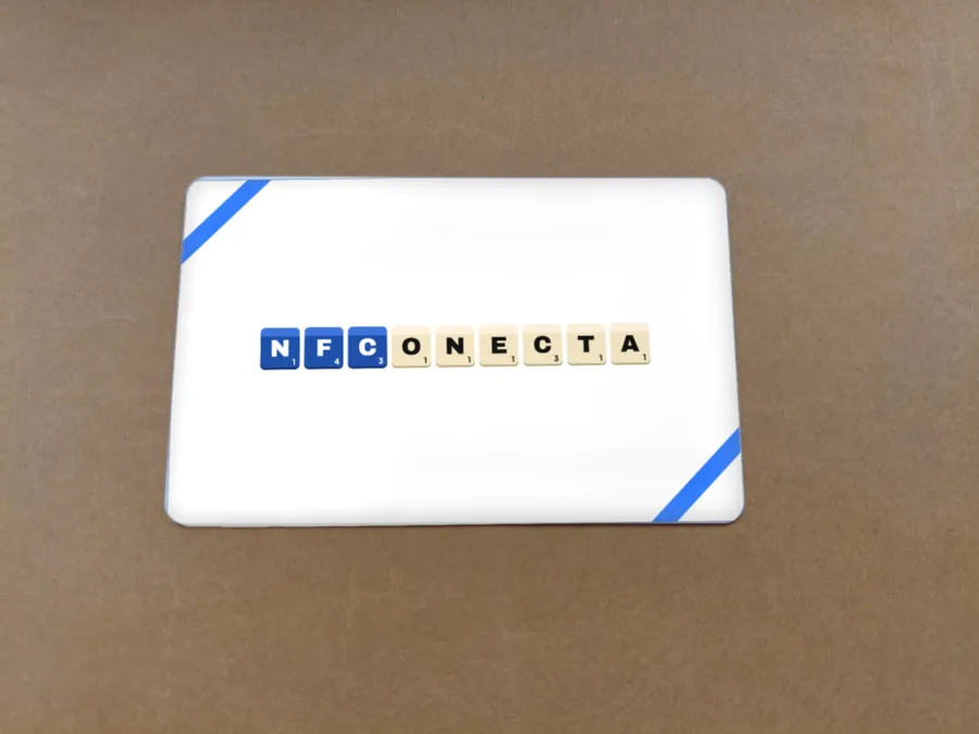 Tarjeta de presentación NFC blanca con logo