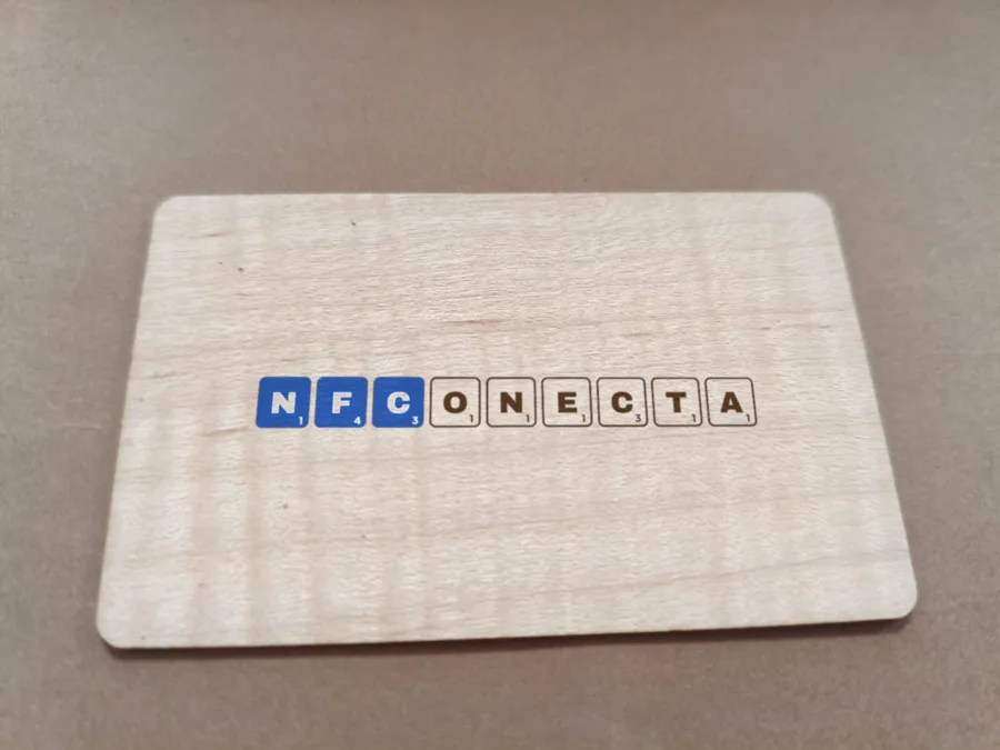 Tarjeta NFC de madera con grabado láser
