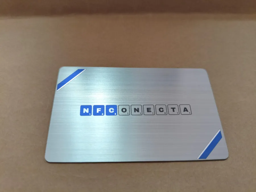 Tarjeta NFC de acero cepillado con grabado láser
